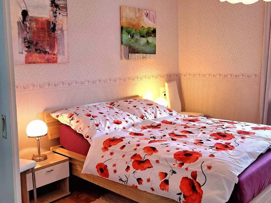 Town-Villa, Apartment, Living Room With Big Sofa Bed , 2 Bedroom, 1Kitchen, 1Bathroom, 1 Office, 1 Garden Berlín Apartmán