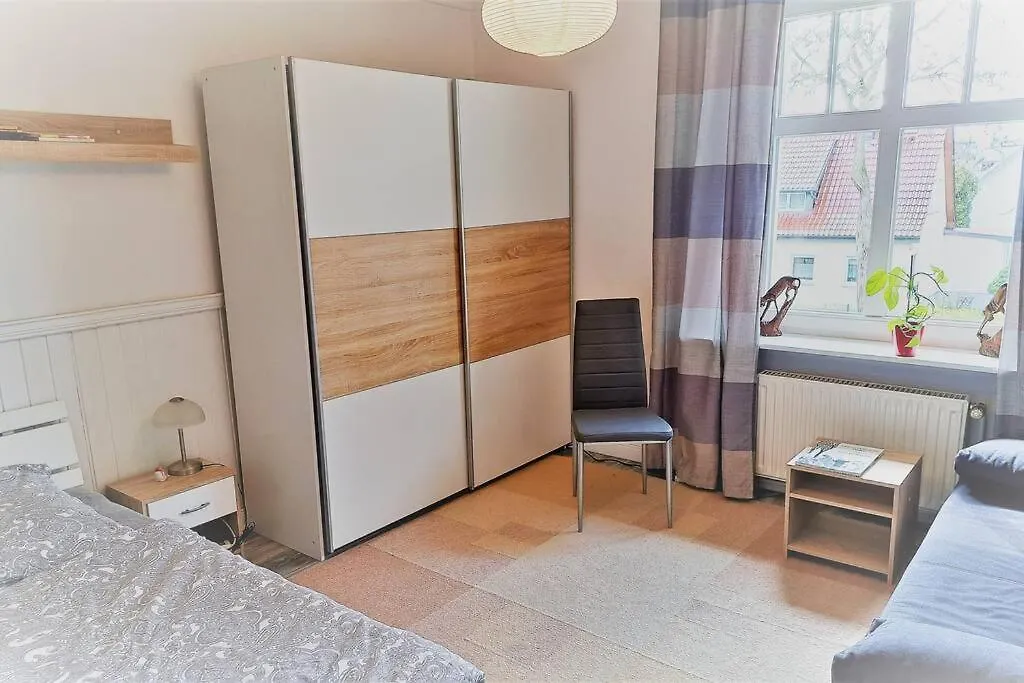 Town-Villa, Apartment, Living Room With Big Sofa Bed , 2 Bedroom, 1Kitchen, 1Bathroom, 1 Office, 1 Garden Berlín 0*,