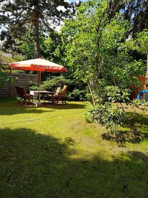 Town-Villa, Apartment, Living Room With Big Sofa Bed , 2 Bedroom, 1Kitchen, 1Bathroom, 1 Office, 1 Garden Berlín 0*,