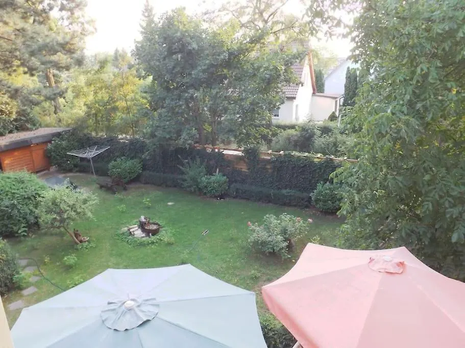 Town-Villa, Apartment, Living Room With Big Sofa Bed , 2 Bedroom, 1Kitchen, 1Bathroom, 1 Office, 1 Garden Berlín Apartmán