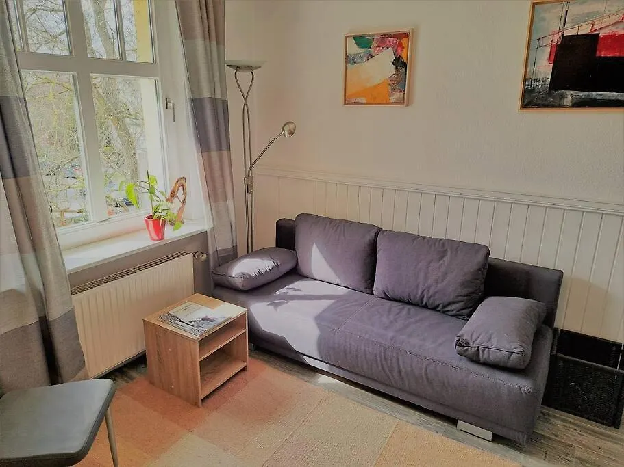 Town-Villa, Apartment, Living Room With Big Sofa Bed , 2 Bedroom, 1Kitchen, 1Bathroom, 1 Office, 1 Garden Berlín 0*,